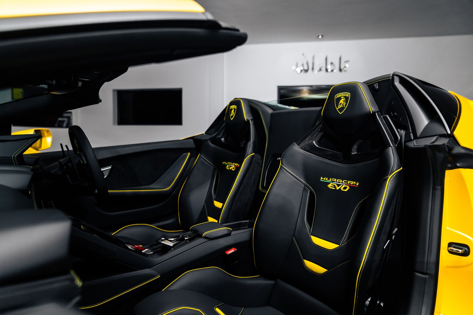 Lamborghini-Huracan-Evo-Spyder-Yellow-2024-Interior-1