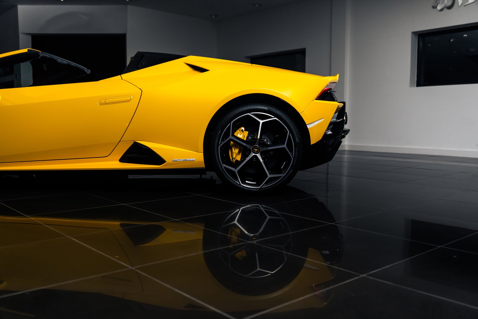 Lamborghini-Huracan-Evo-Spyder-Yellow-2024-Side-1