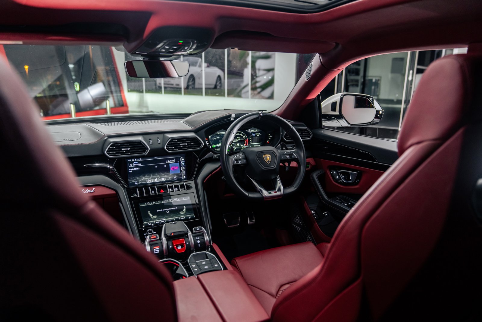 Lamborghini-Urus-White-2024-Interior-1 (2)