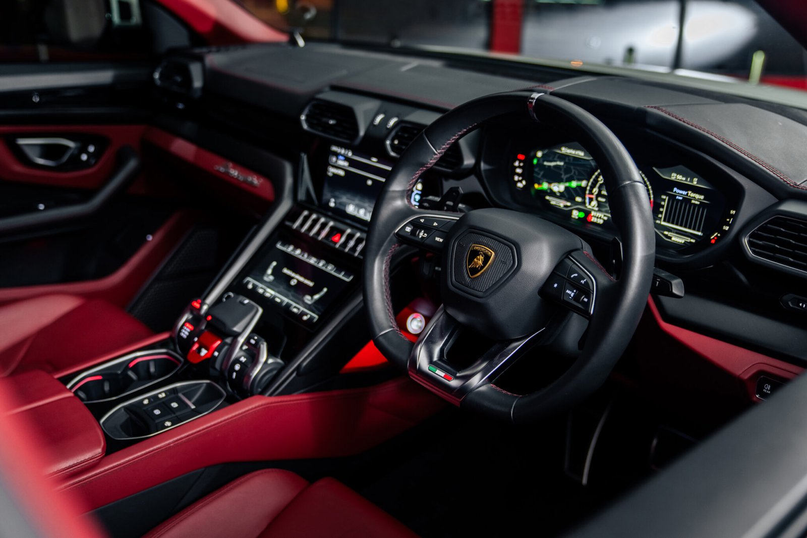 Lamborghini-Urus-White-2024-Interior-2 (1)