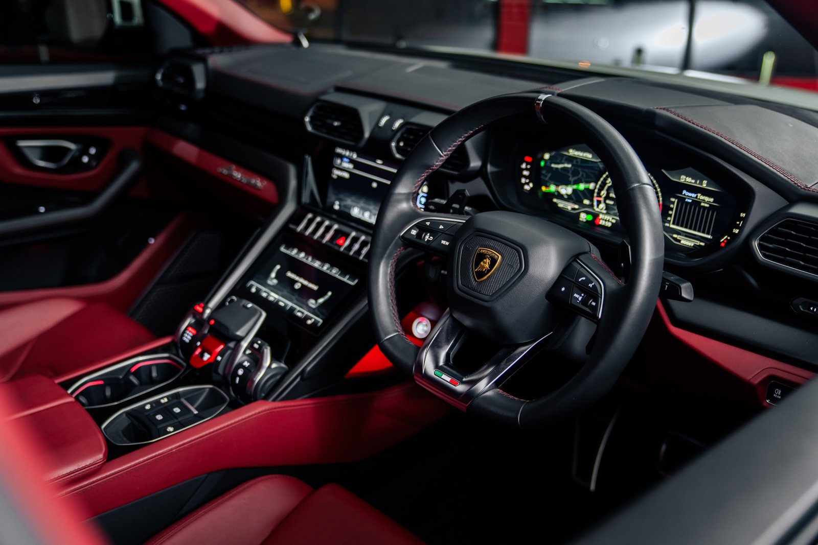 Lamborghini-Urus-White-2024-Interior-2 (1)