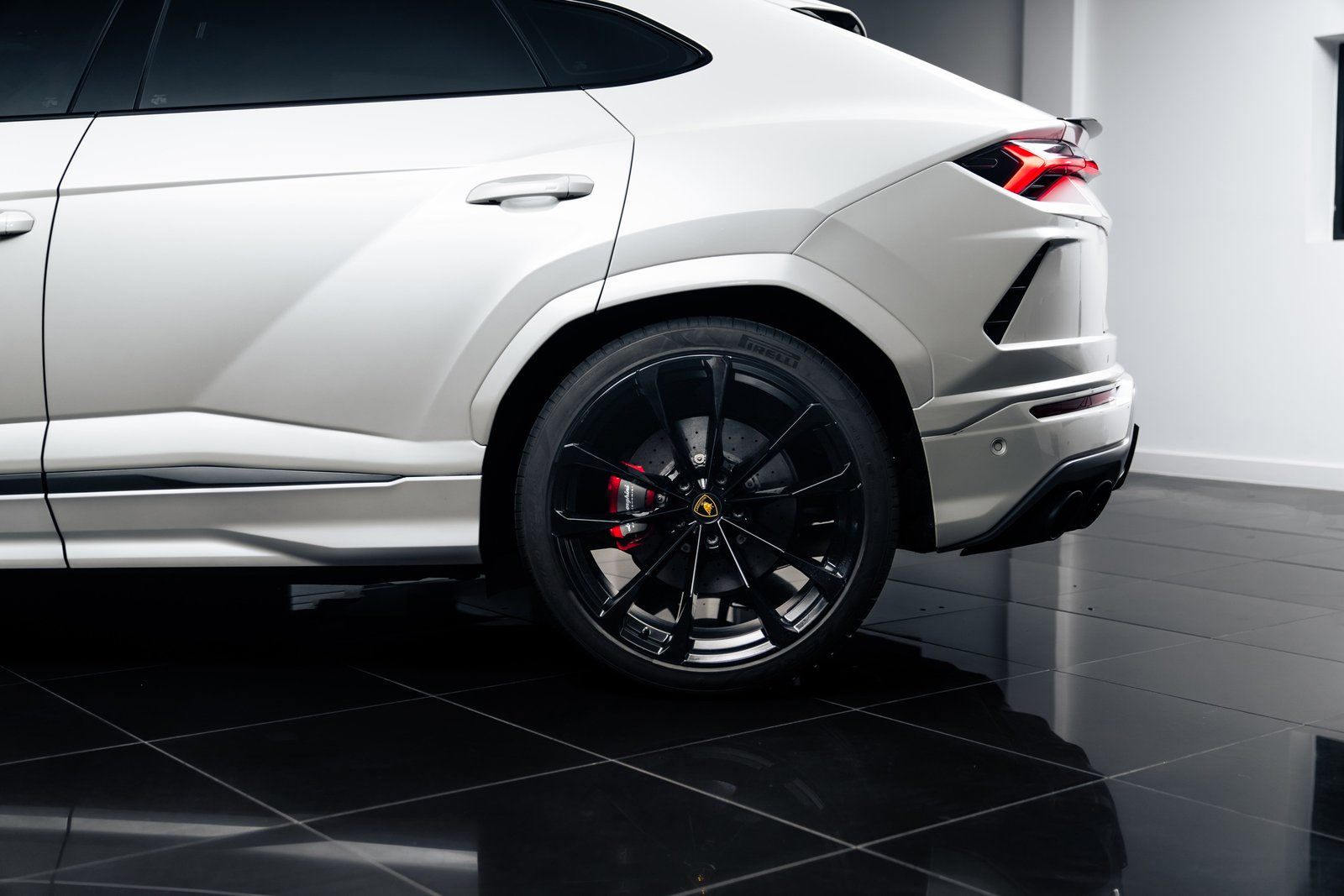 Lamborghini-Urus-White-2024-Side-1 (1)