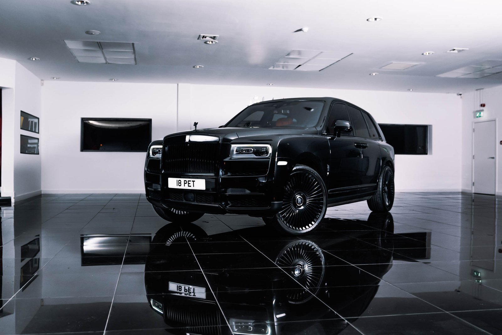 Rolls-Royce-Cullinan-Black-18-PET-Front-2