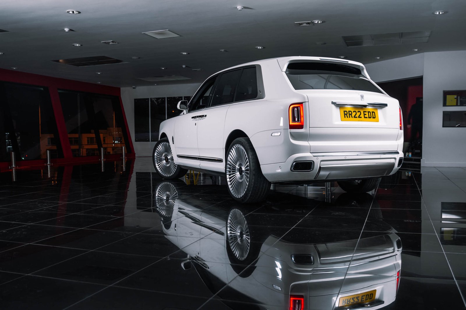 Rolls-Royce-Cullinan-White-Back-1