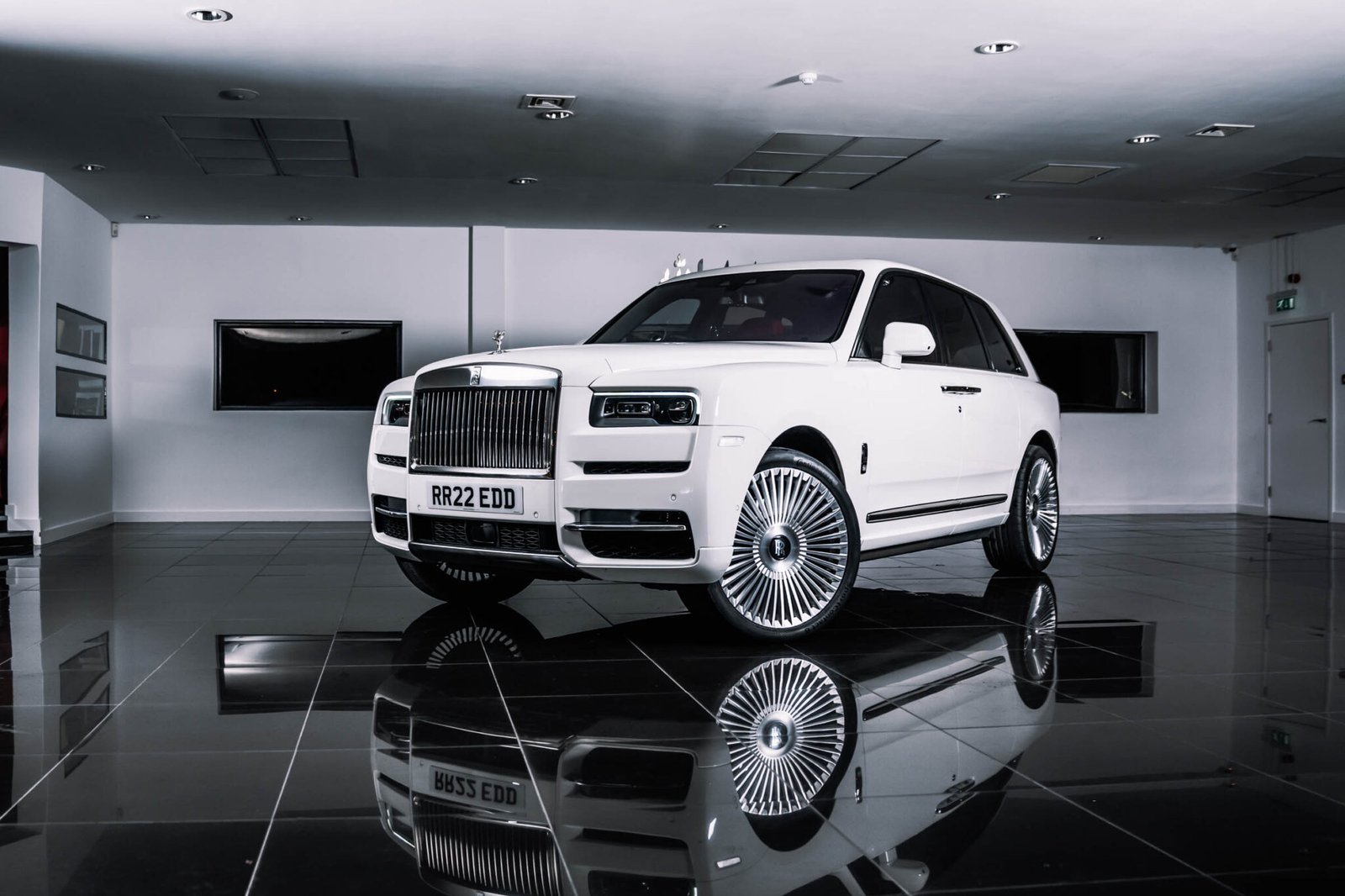 Rolls-Royce-Cullinan-White-Front-2